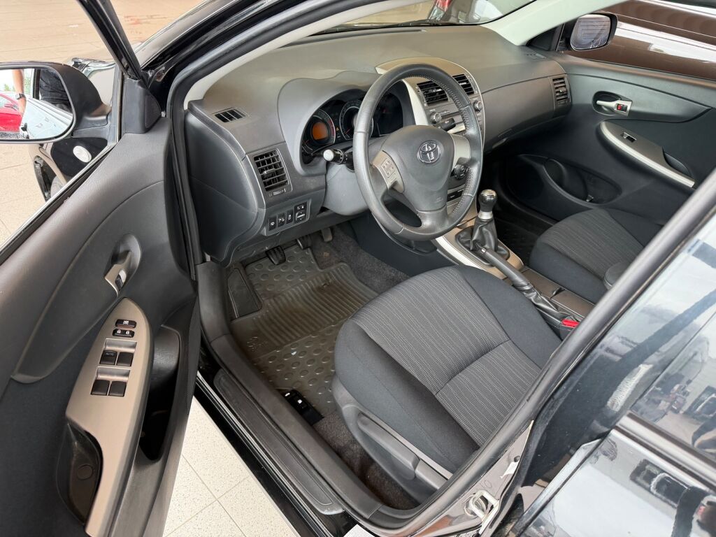 Toyota Corolla 2009 Musta