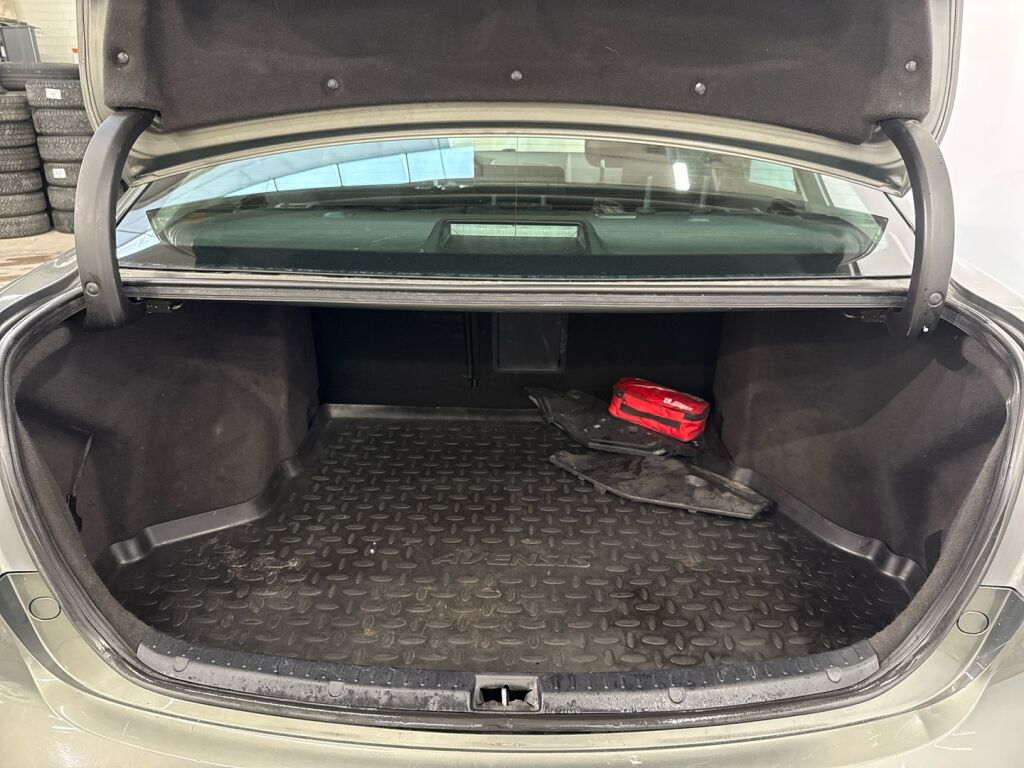 Toyota Avensis 2010 Vihreä