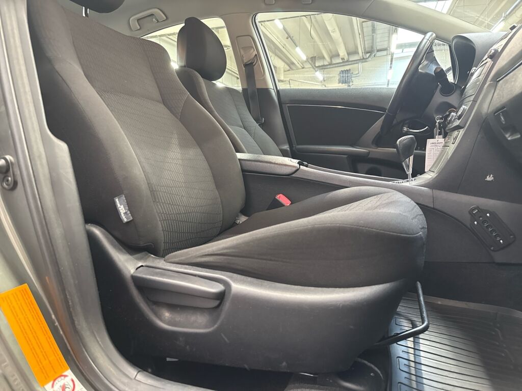 Toyota Avensis 2010 Vihreä