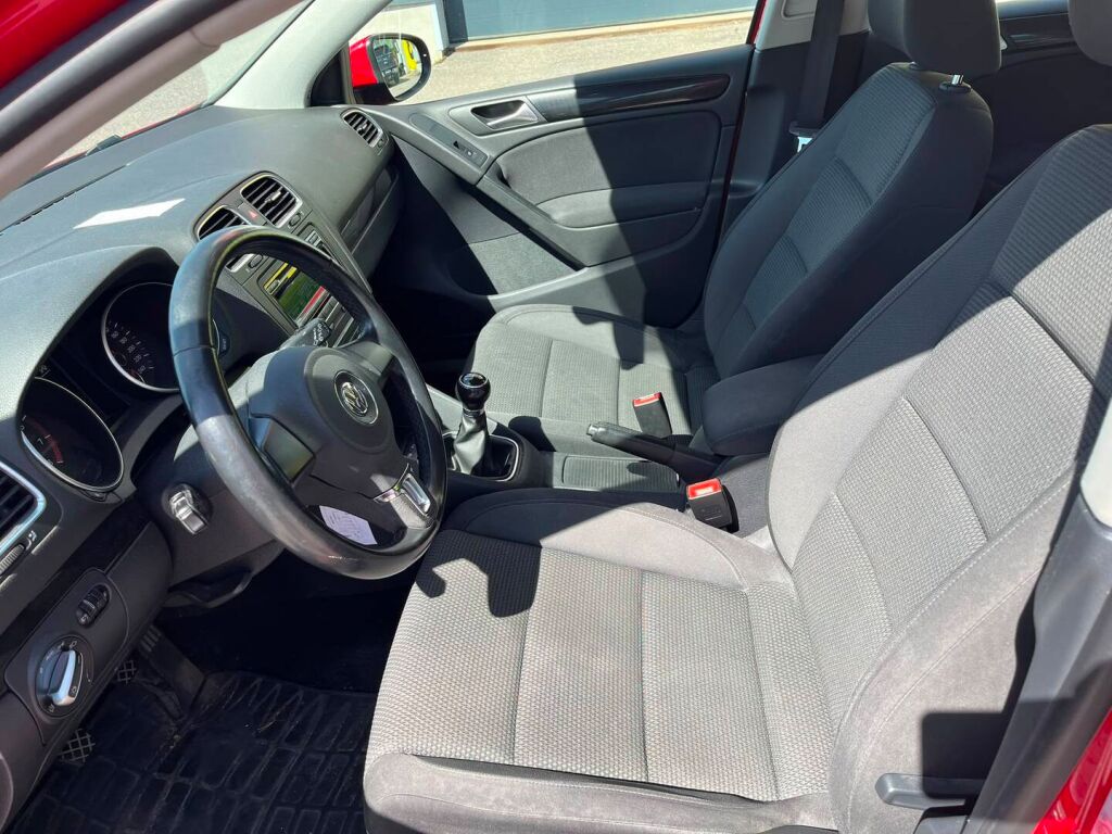 Volkswagen Golf 2012 Punainen