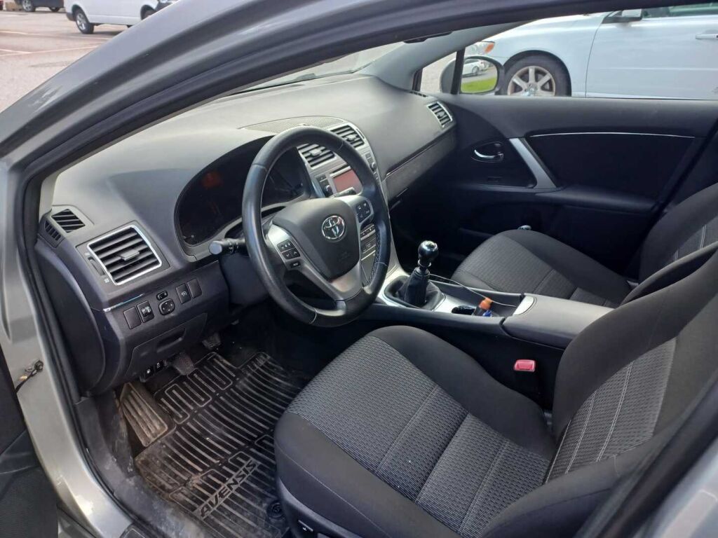 Toyota Avensis 2012 Harmaa