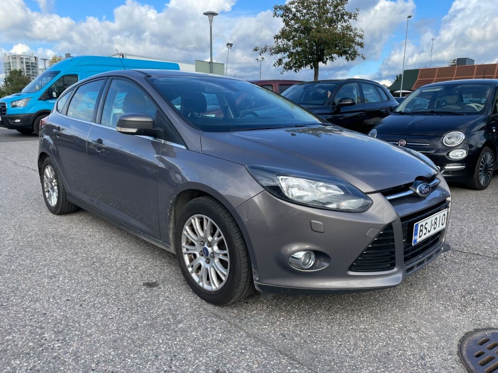 Ford Focus 2012 Ruskea (beige)