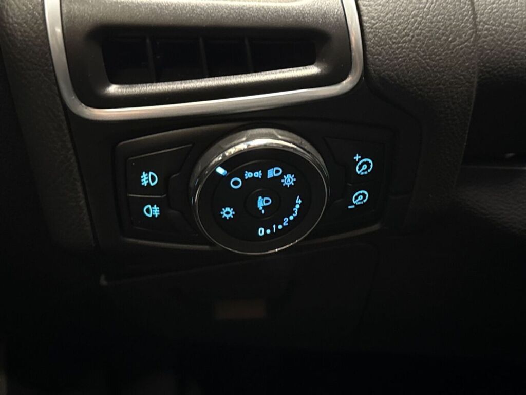 Ford Focus 2012 Ruskea (beige)