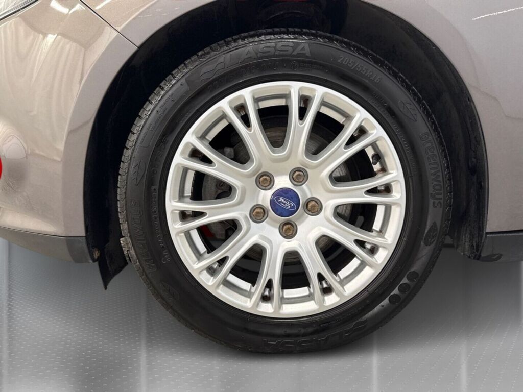 Ford Focus 2012 Ruskea (beige)