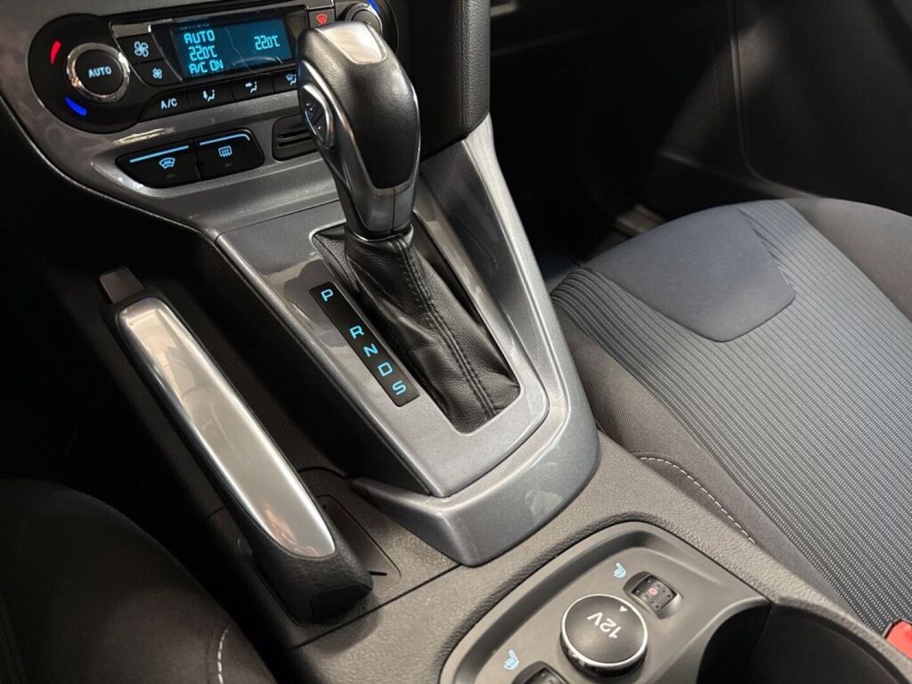 Ford Focus 2012 Ruskea (beige)