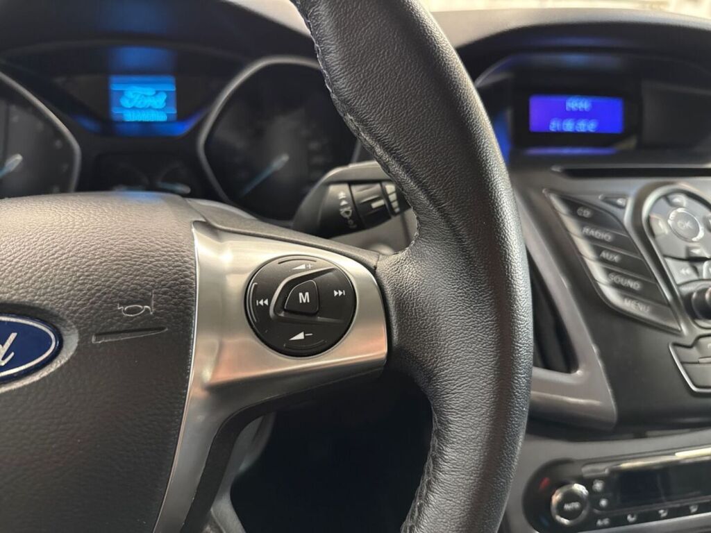 Ford Focus 2012 Ruskea (beige)