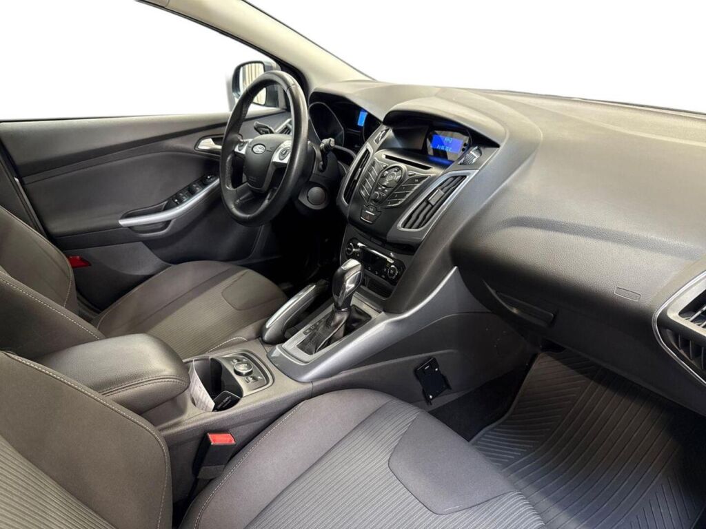 Ford Focus 2012 Ruskea (beige)