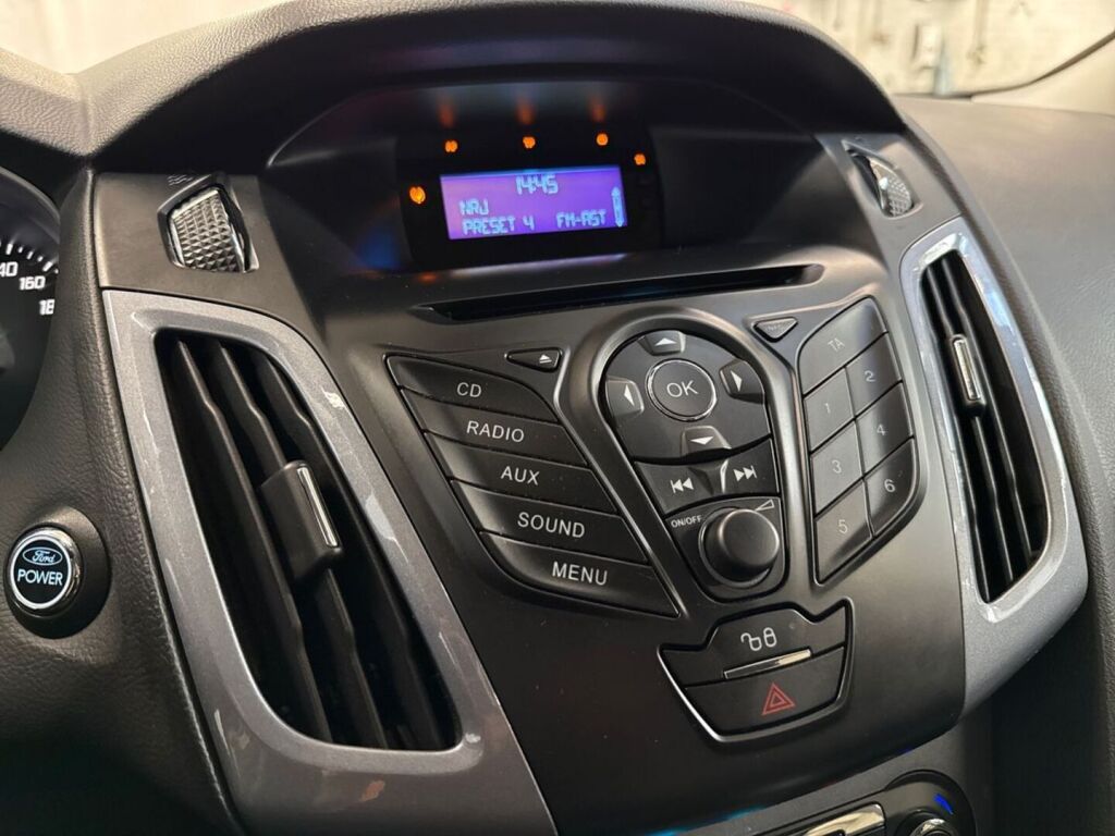 Ford Focus 2012 Ruskea (beige)