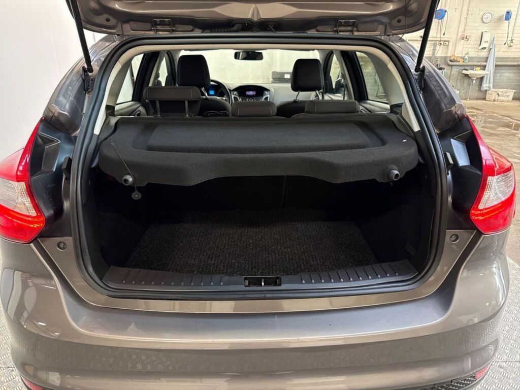 Ford Focus 2012 Ruskea (beige)