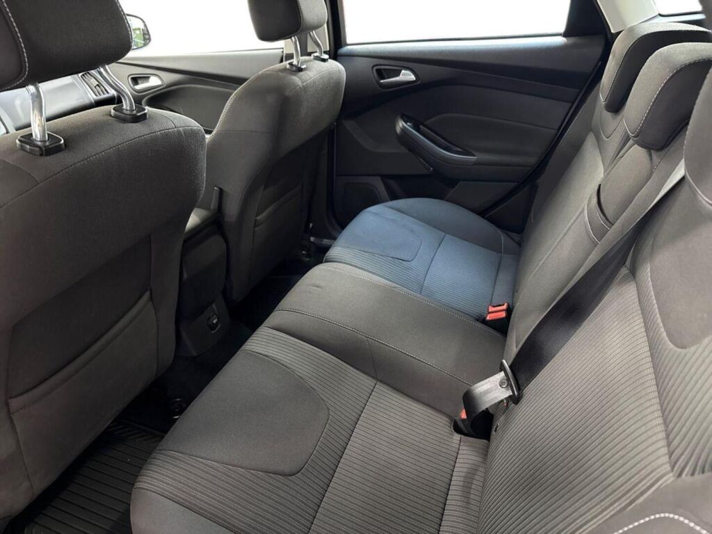 Ford Focus 2012 Ruskea (beige)