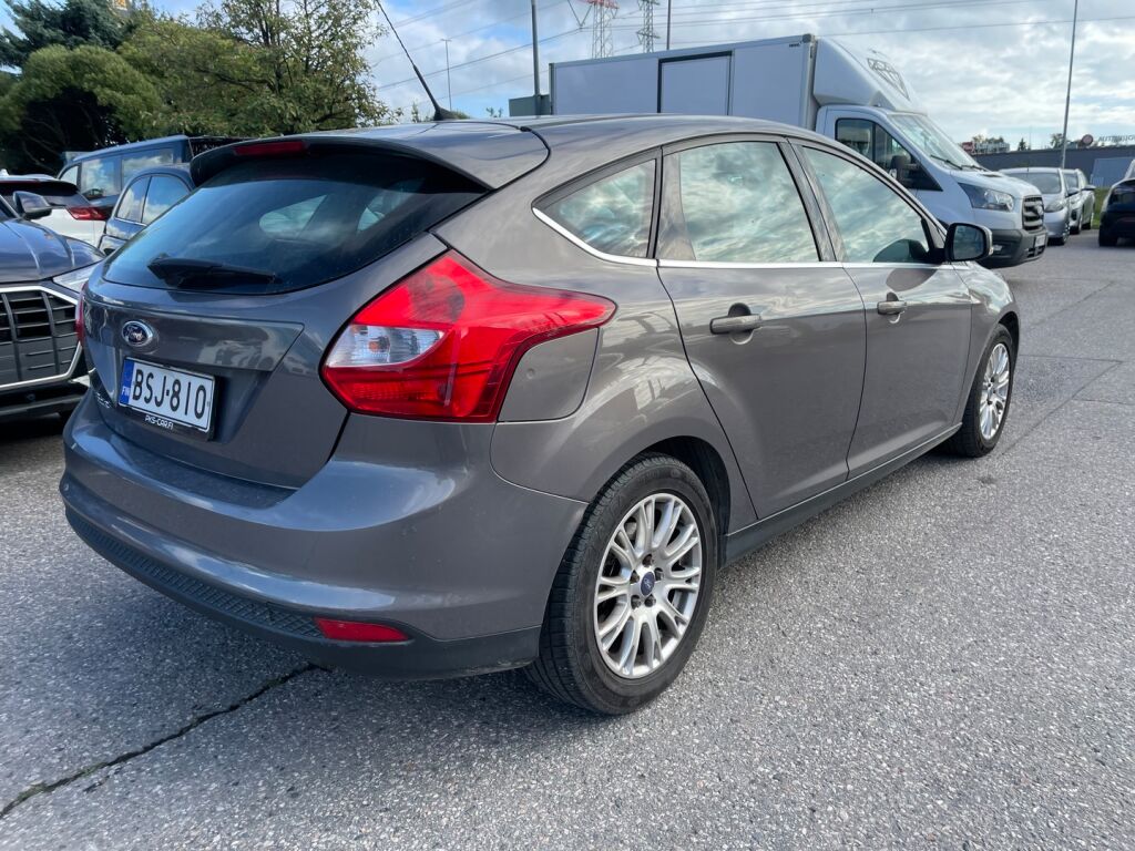Ford Focus 2012 Ruskea (beige)