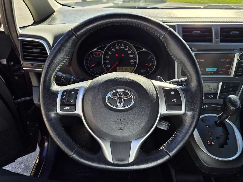 Toyota Verso-S 2012 Violetti