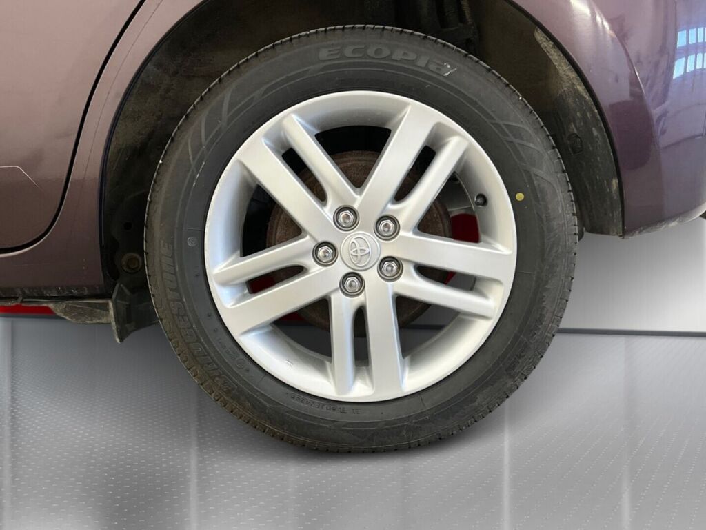 Toyota Verso-S 2012 Violetti
