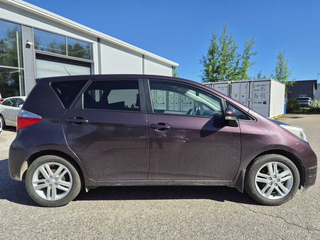 Toyota Verso-S 2012 Violetti