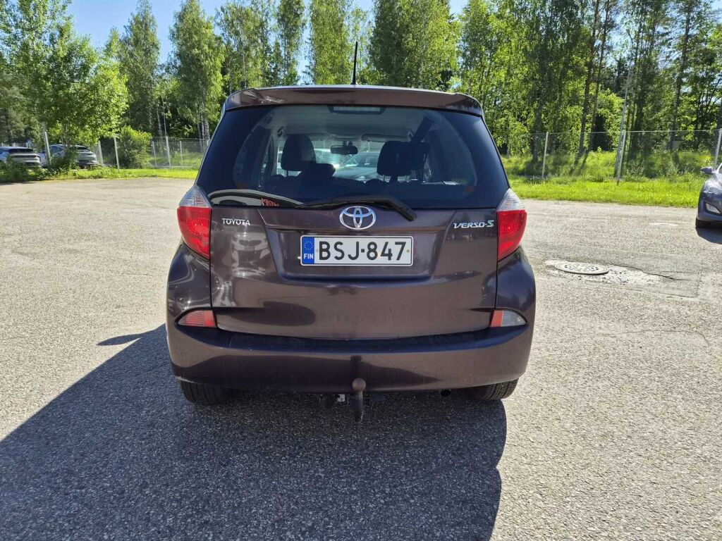 Toyota Verso-S 2012 Violetti