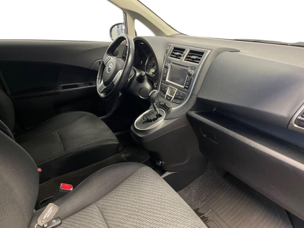 Toyota Verso-S 2012 Violetti