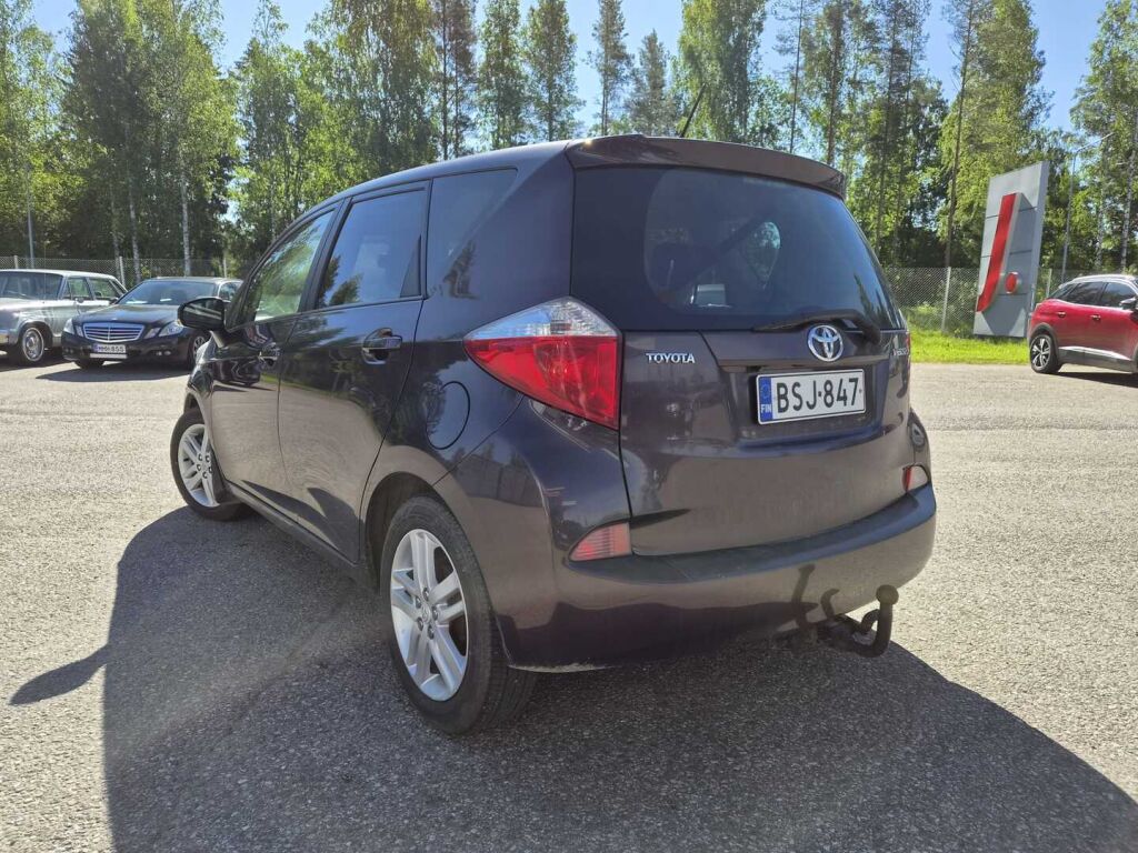 Toyota Verso-S 2012 Violetti