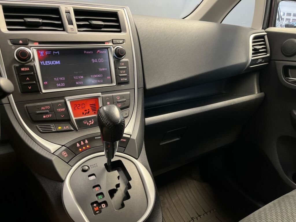 Toyota Verso-S 2012 Violetti