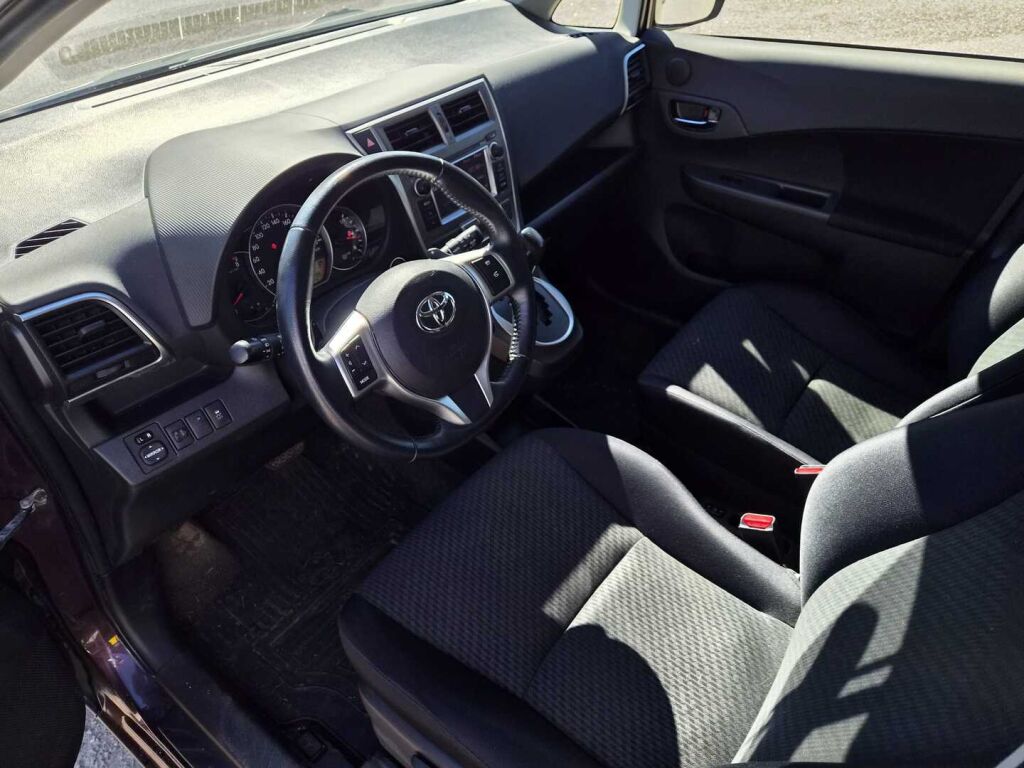 Toyota Verso-S 2012 Violetti