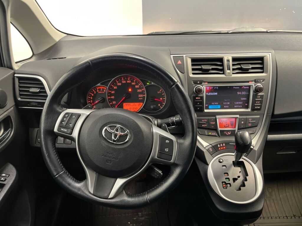 Toyota Verso-S 2012 Violetti
