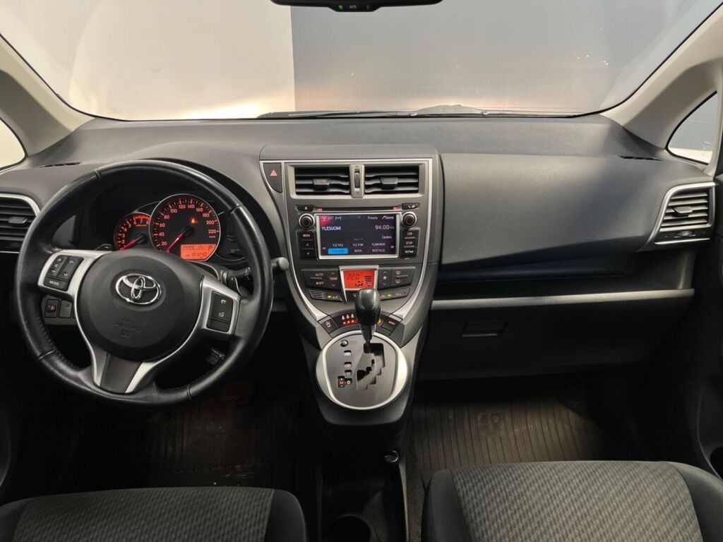 Toyota Verso-S 2012 Violetti