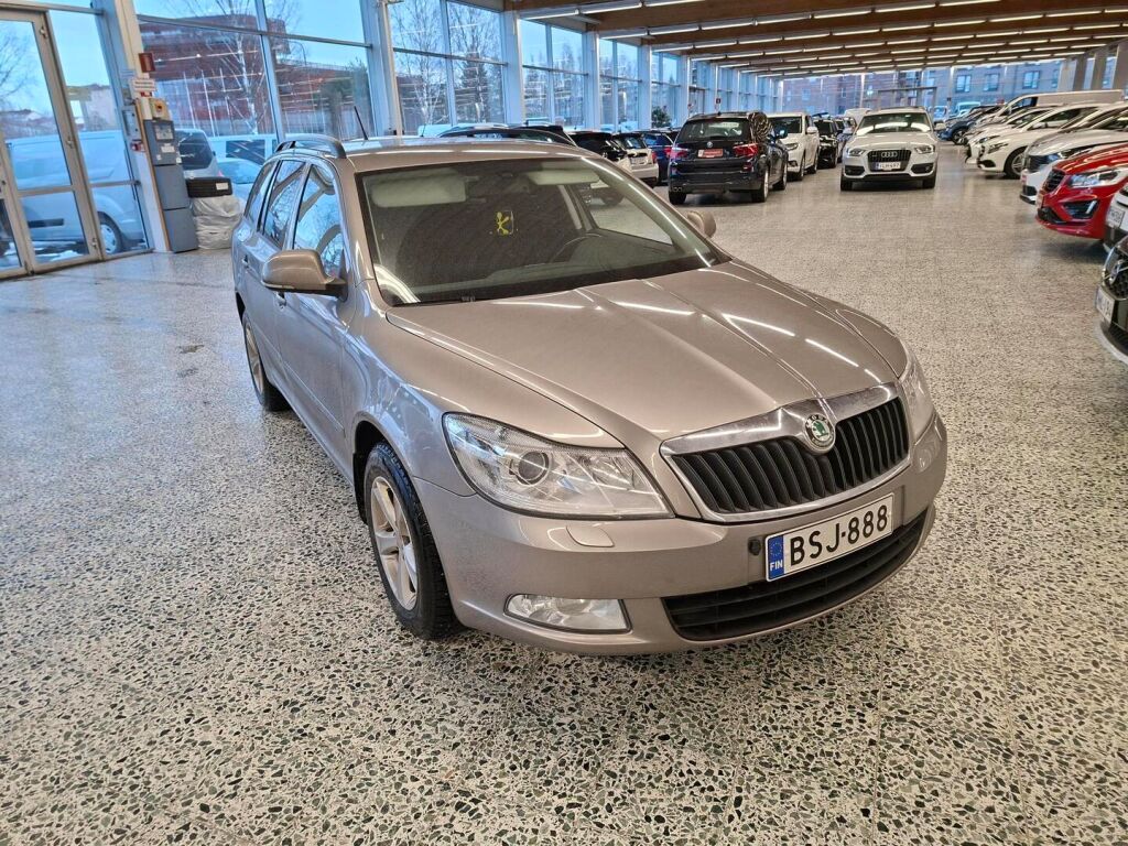 Skoda Octavia 2012 Ruskea (beige)