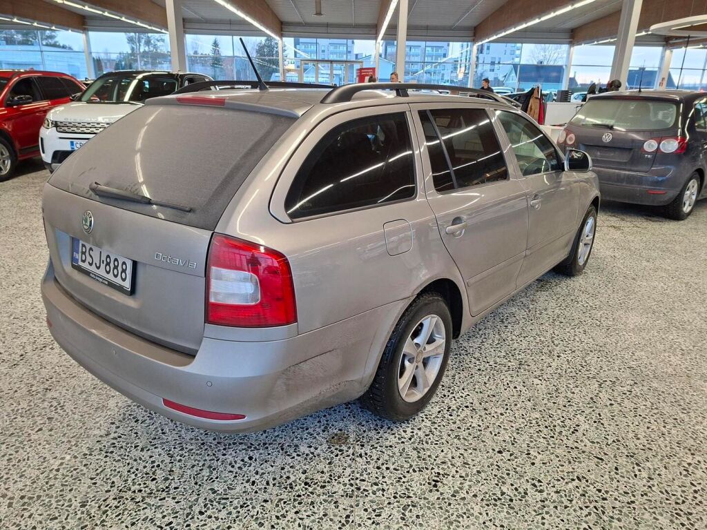 Skoda Octavia 2012 Ruskea (beige)