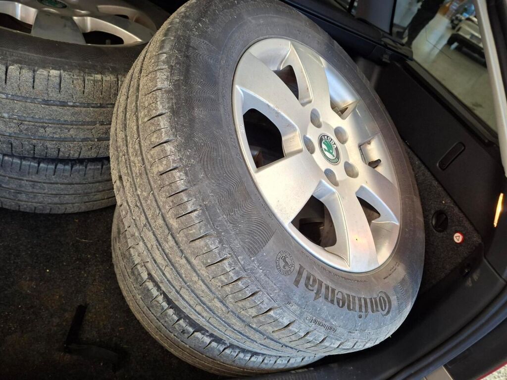 Skoda Octavia 2012 Ruskea (beige)