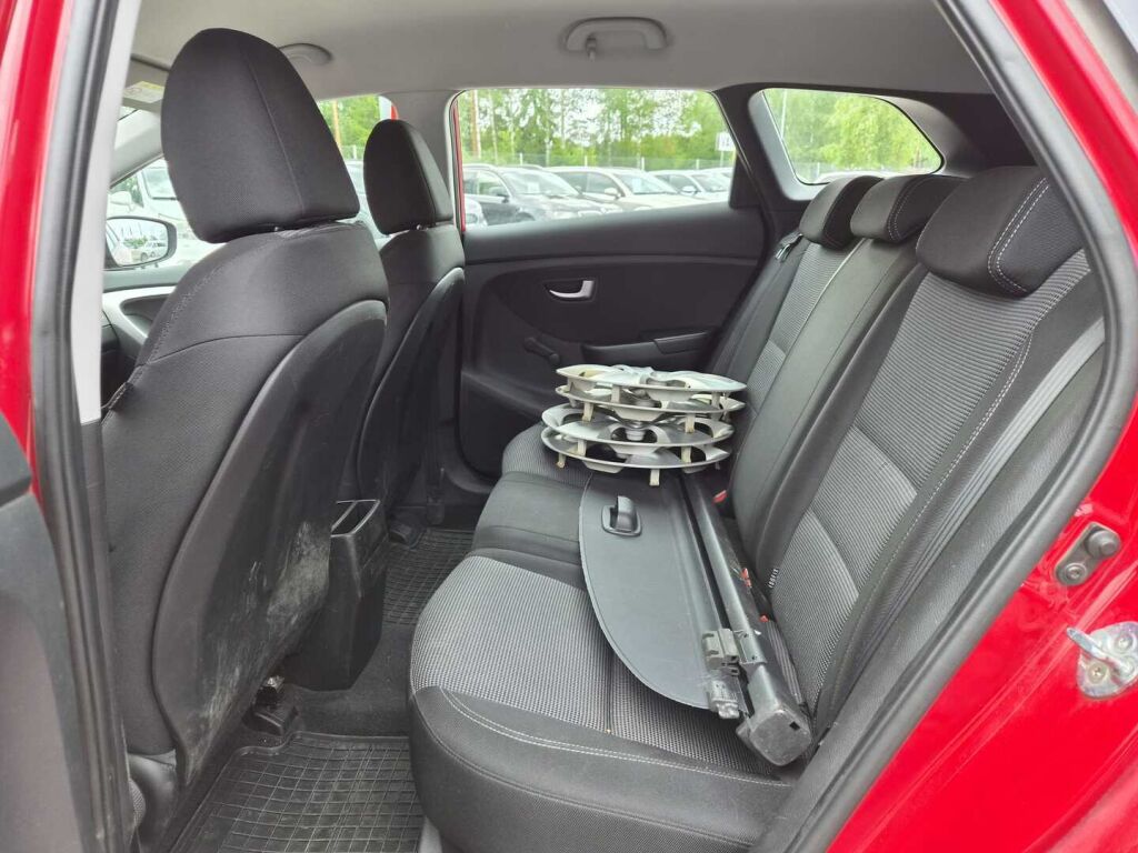 Hyundai i30 Wagon 2015 Punainen