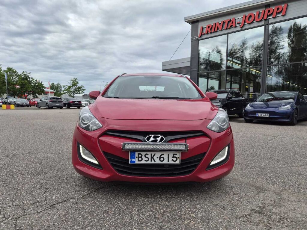 Hyundai i30 Wagon 2015 Punainen