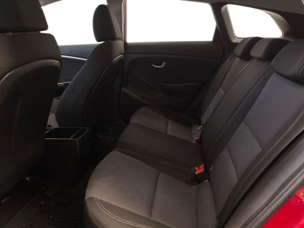 Hyundai i30 Wagon 2015 Punainen