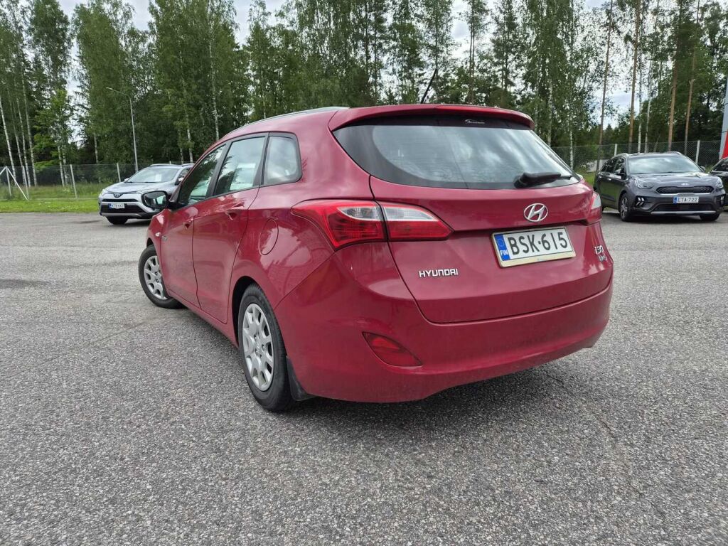 Hyundai i30 Wagon 2015 Punainen
