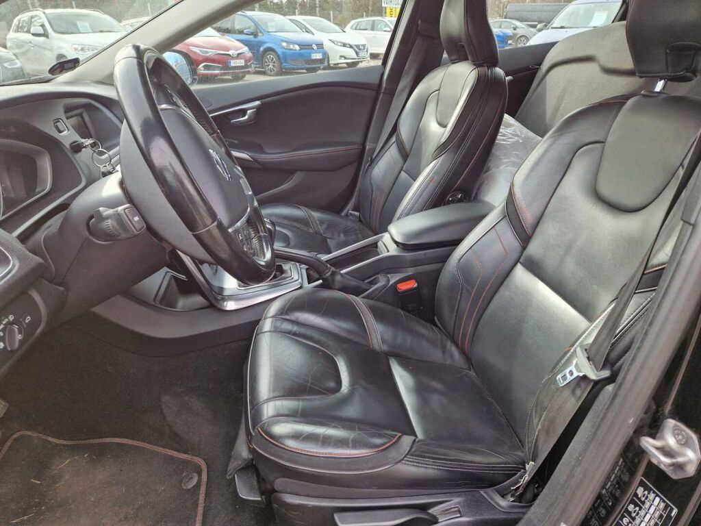 Volvo V40 2015 Musta