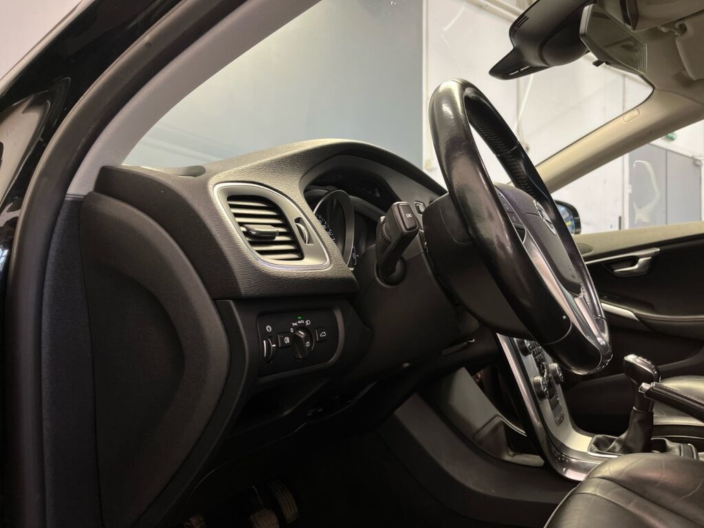 Volvo V40 2015 Musta