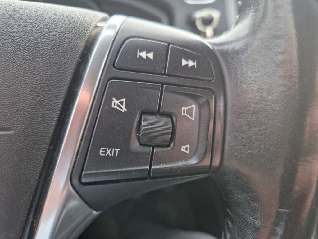 Volvo V40 2015 Musta