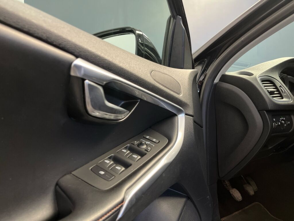 Volvo V40 2015 Musta