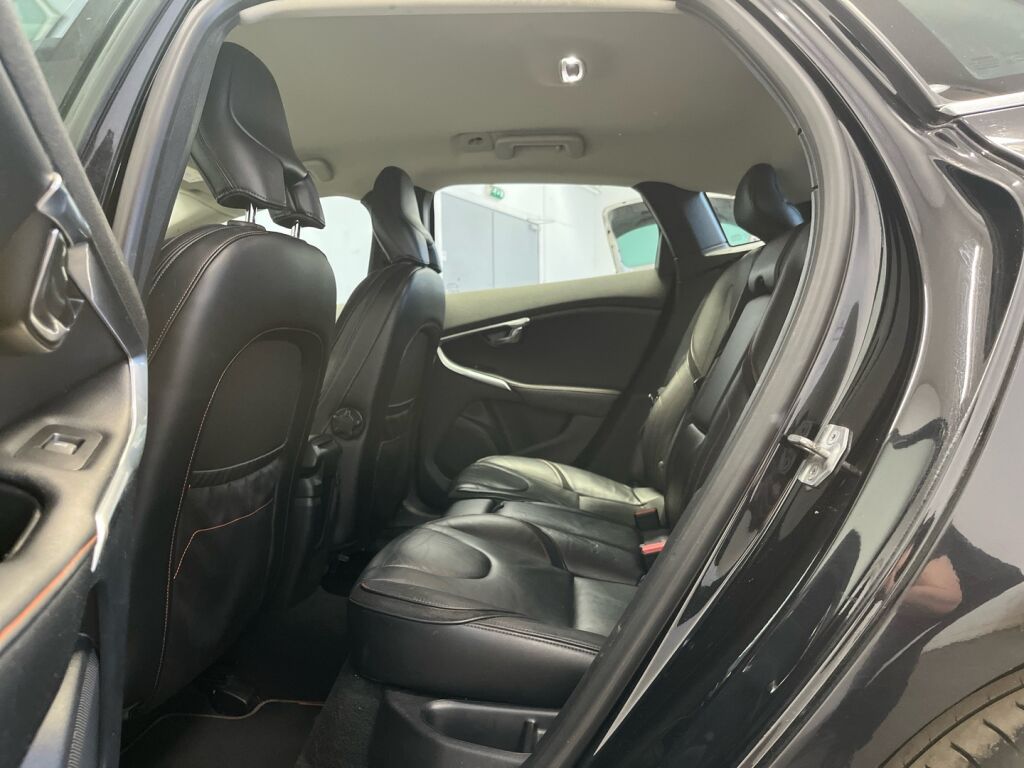 Volvo V40 2015 Musta