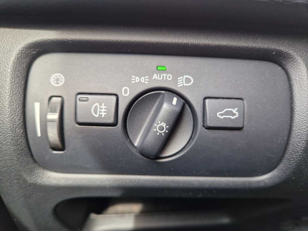 Volvo V40 2015 Musta