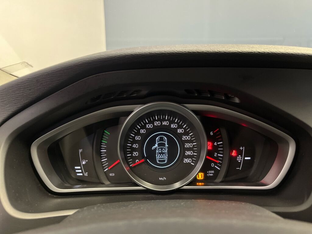 Volvo V40 2015 Musta