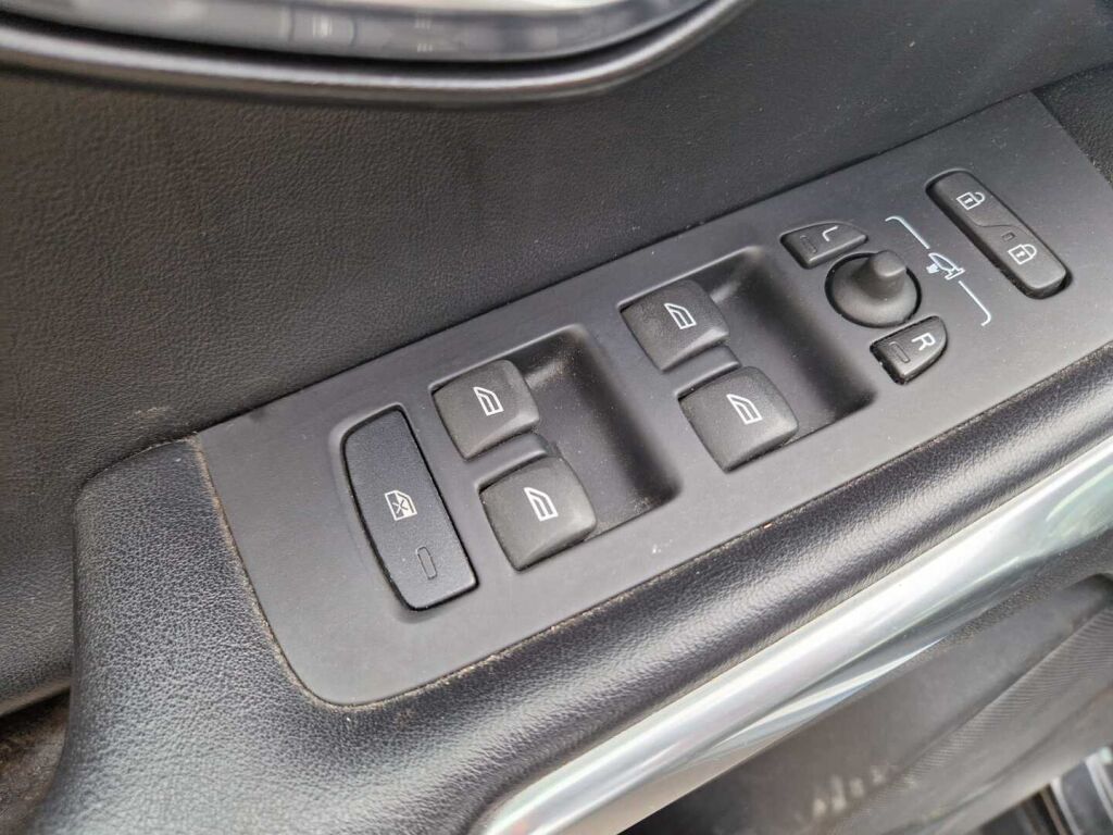 Volvo V40 2015 Musta