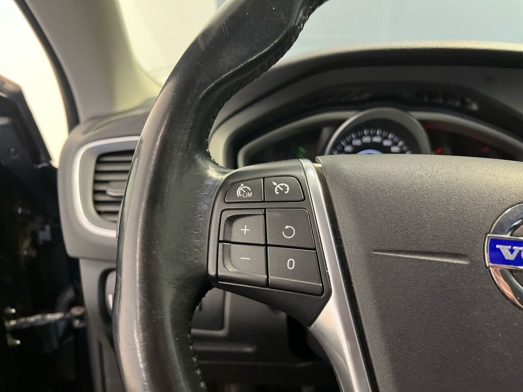 Volvo V40 2015 Musta