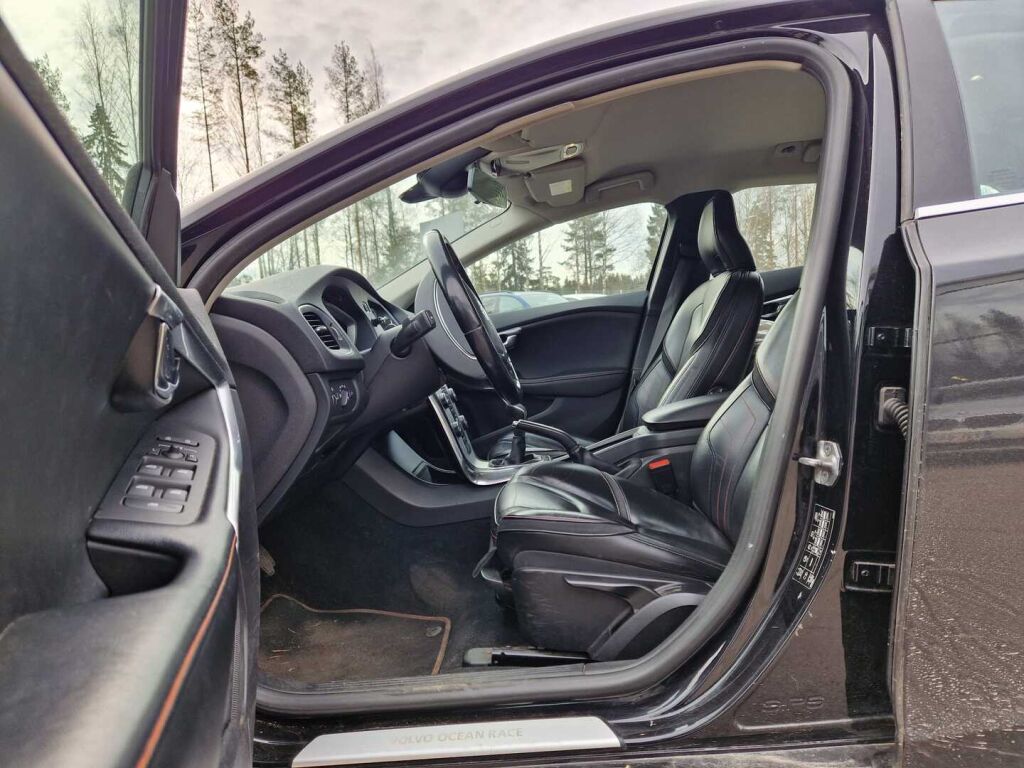 Volvo V40 2015 Musta