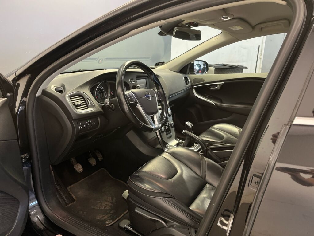 Volvo V40 2015 Musta