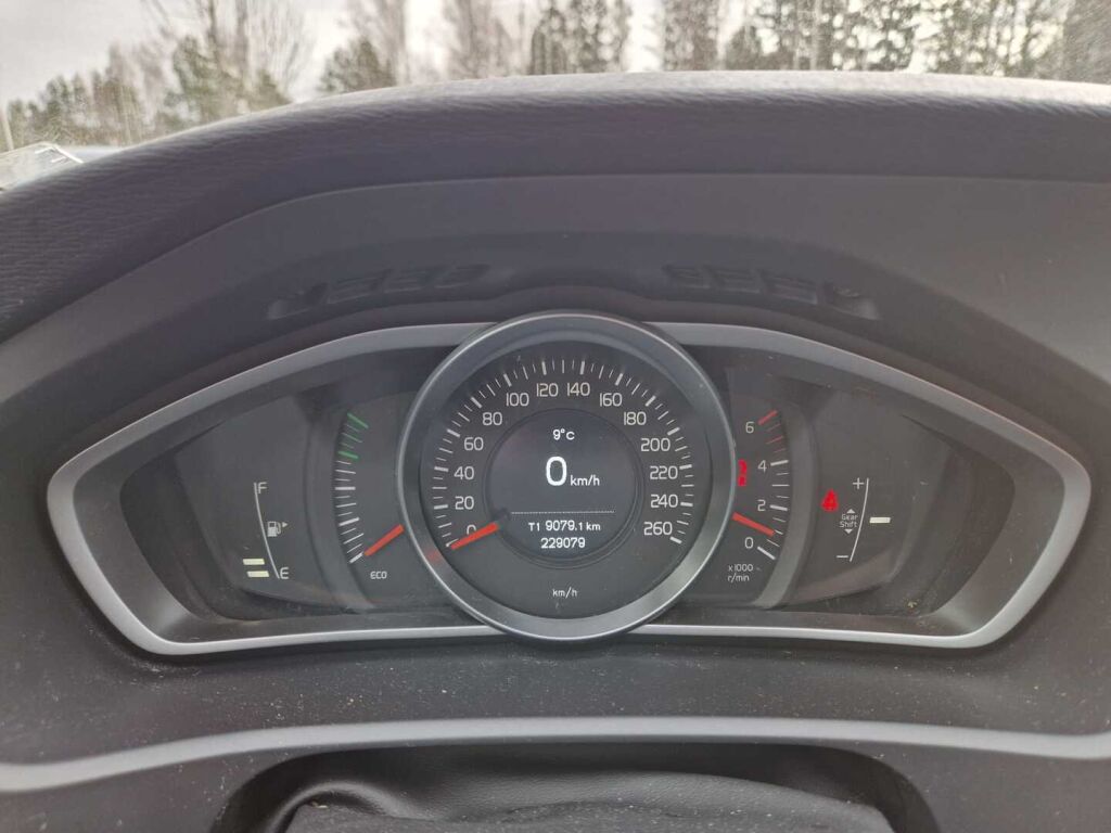 Volvo V40 2015 Musta