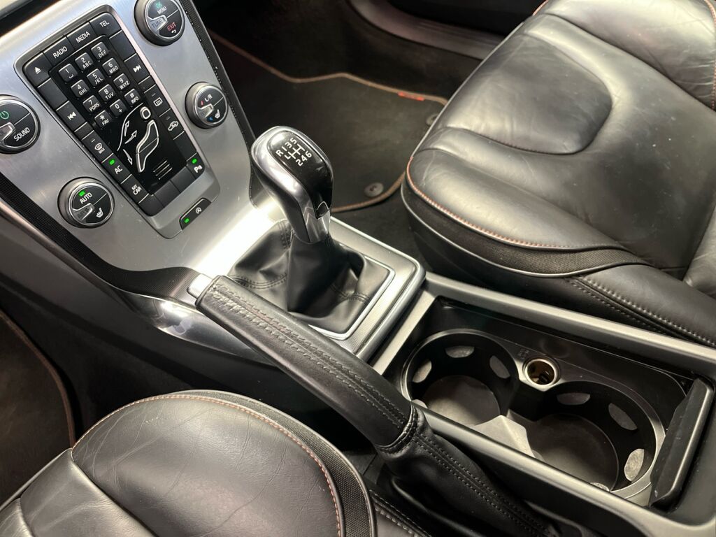 Volvo V40 2015 Musta