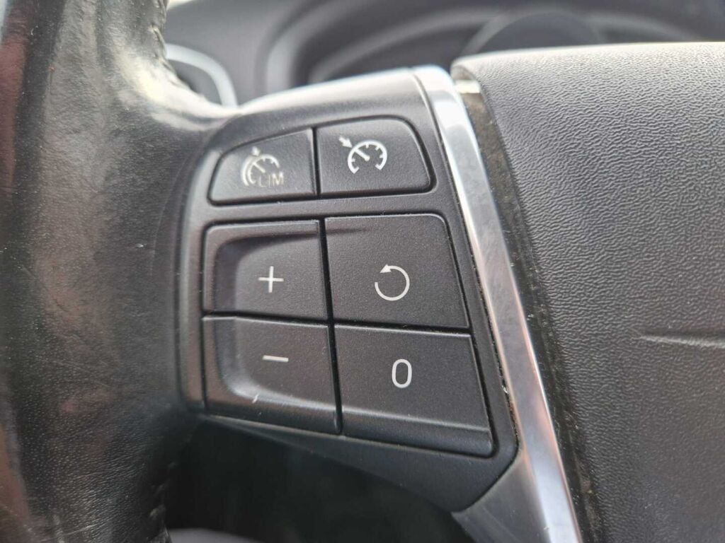 Volvo V40 2015 Musta