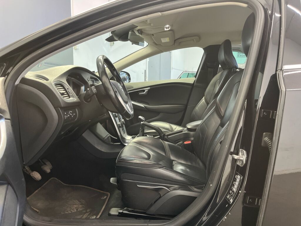 Volvo V40 2015 Musta
