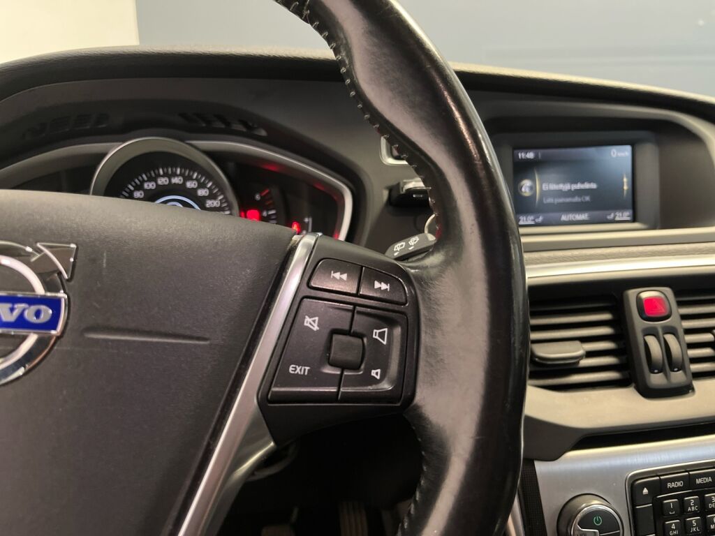 Volvo V40 2015 Musta