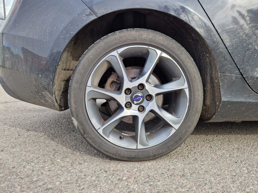 Volvo V40 2015 Musta