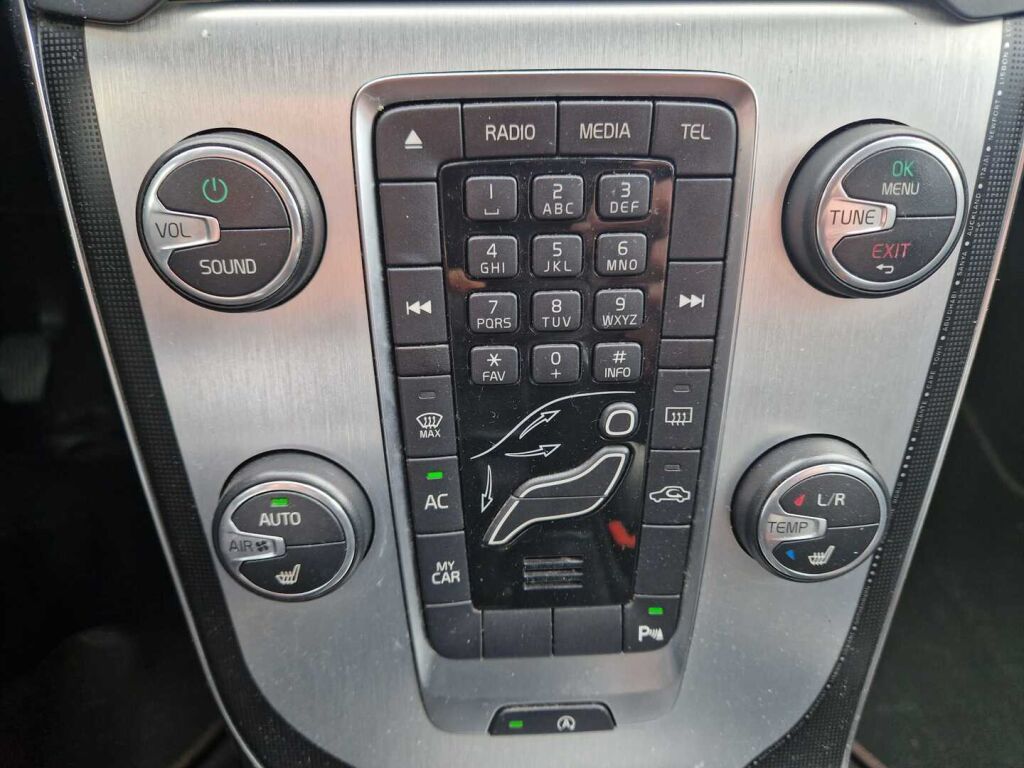 Volvo V40 2015 Musta